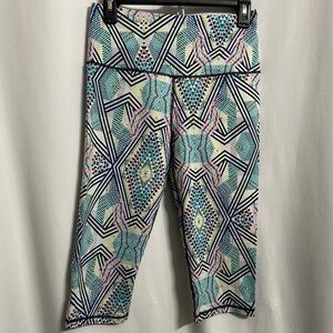 Geometric Patterned Capri Leggings